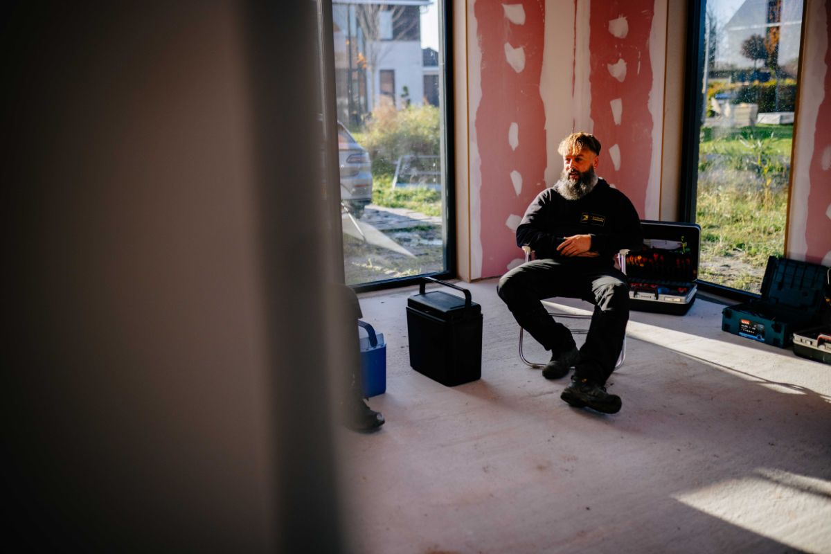 Bouwvakker werkt in casco woning