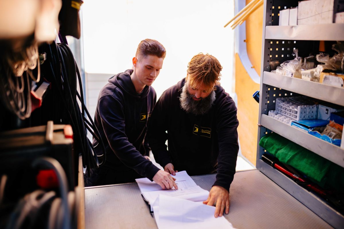 Collega\'s overleggen op de werkvloer