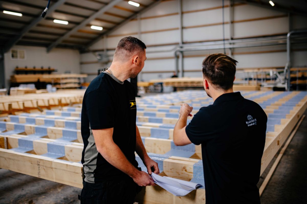 Twee collega\'s stemmen af in de werkplaats