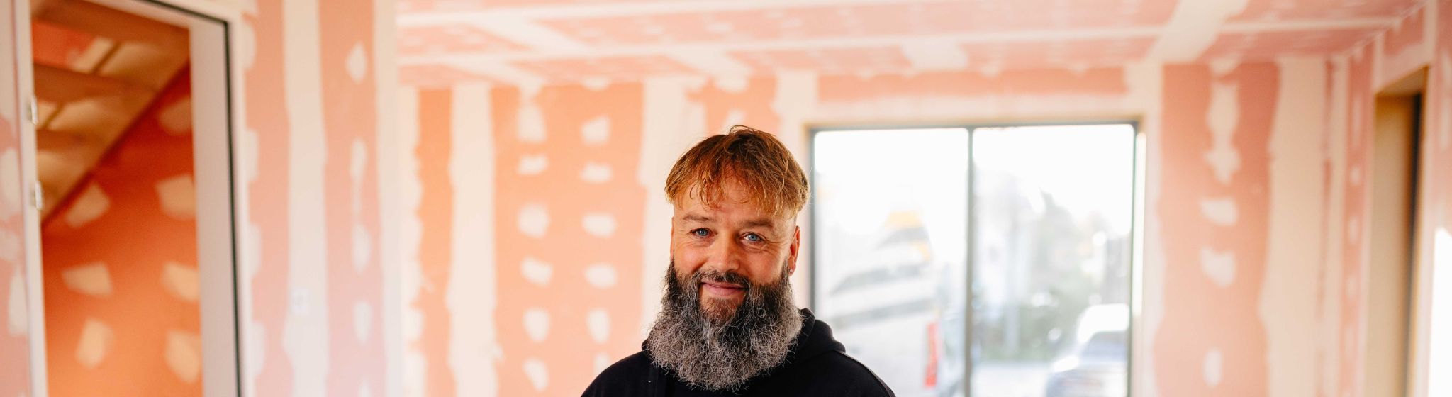 Medewerker een woning in aanbouw