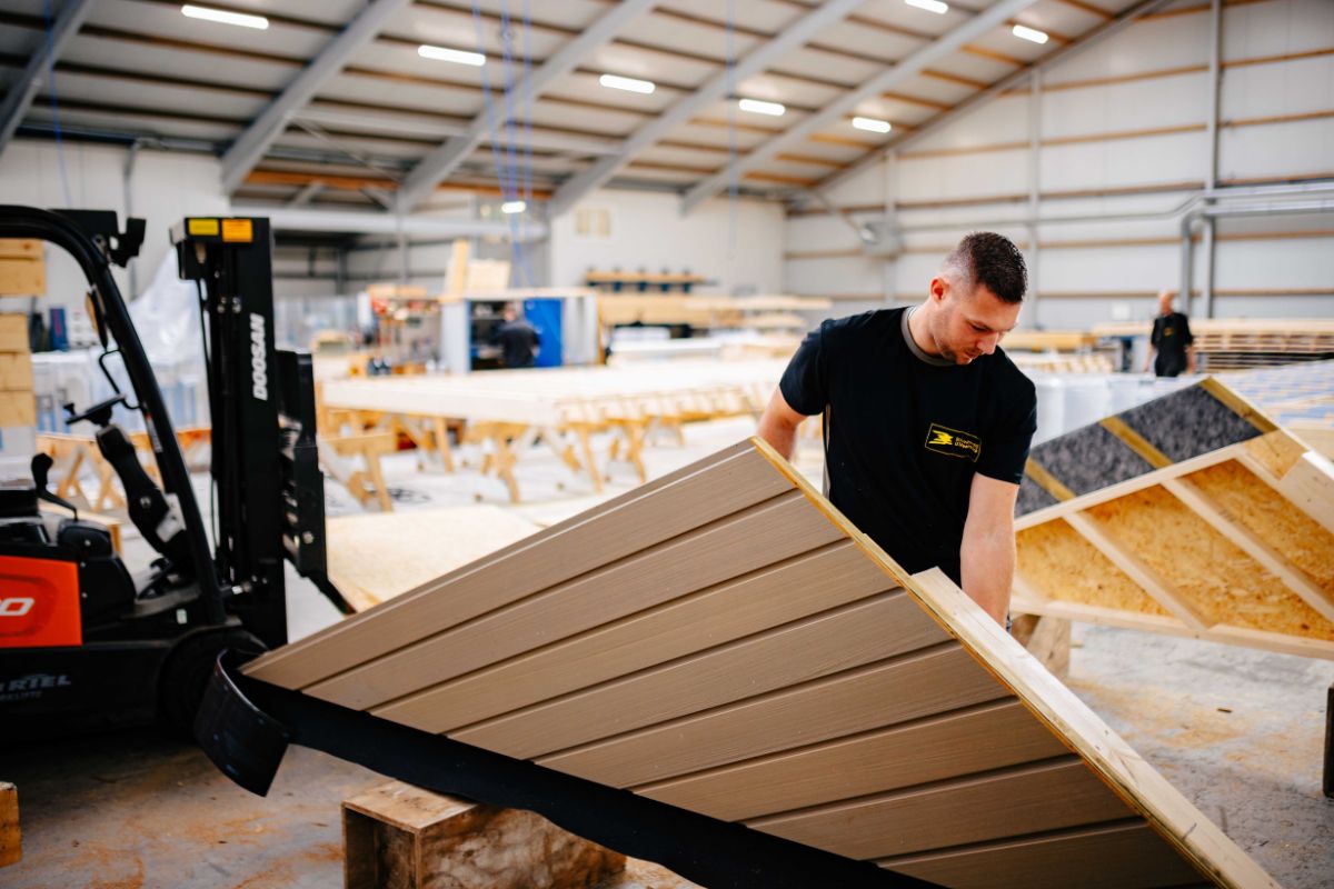 Medewerker controleert prefab onderdeel