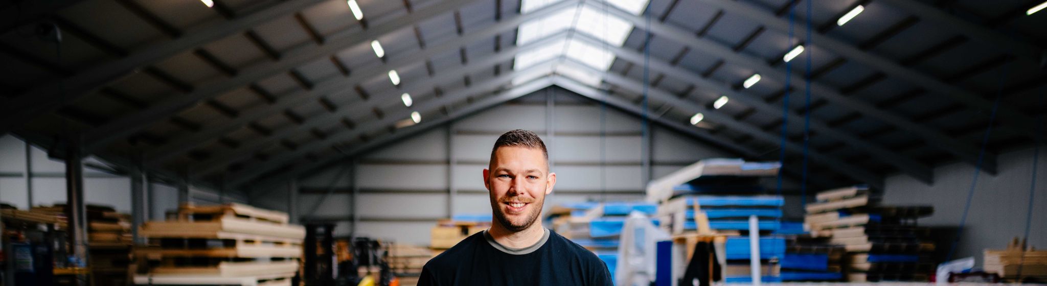 Medewerker van U. Veenstra in de timmerwerkplaats