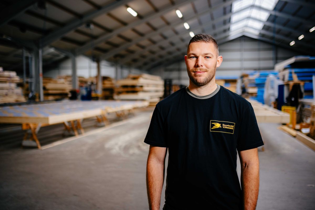 Medewerker staat in de prefabhal