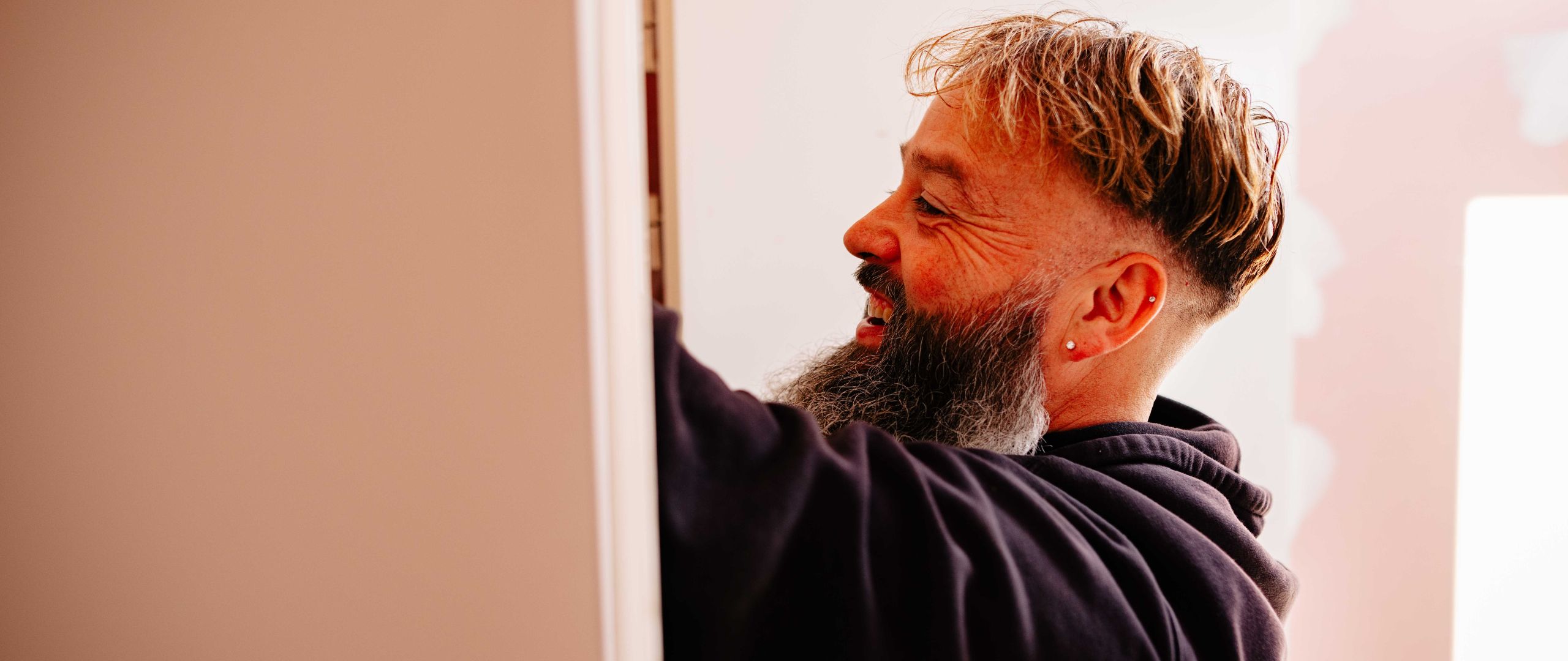 Medewerker van U. Veenstra werkt aan afwerking binnenshuis