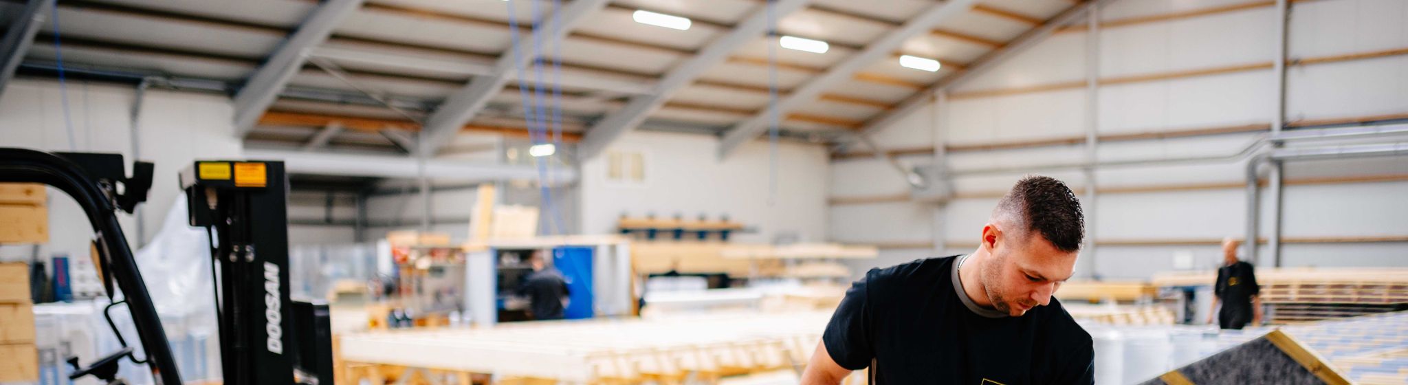 Medewerker van U. Veenstra werkt aan prefab element in de werkplaats