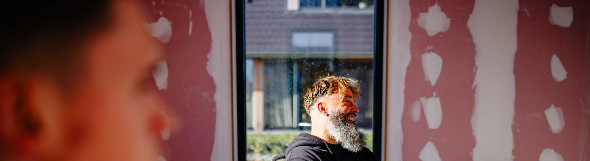 Medewerker van U. Veenstra werkt in een woning in afbouw