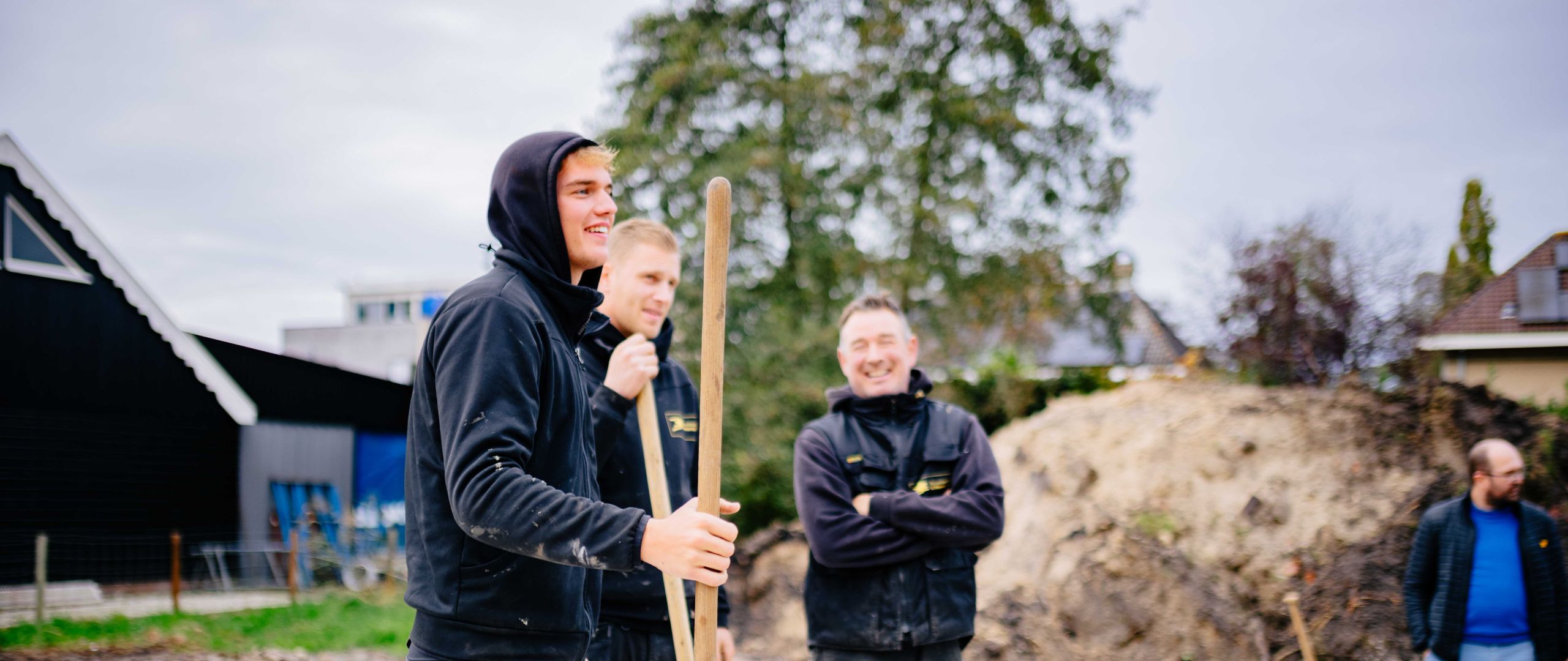 Team van U. Veenstra werkt samen op de bouwplaats