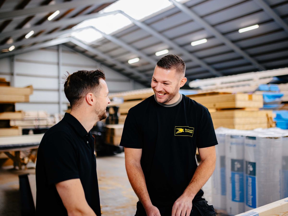 Twee collega’s van U. Veenstra in gesprek in de werkplaats