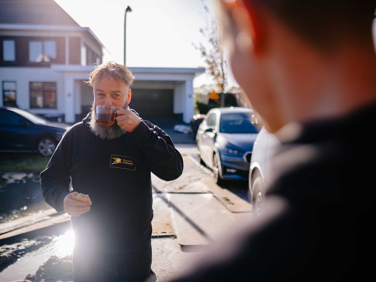 U. Veenstra medewerker drinkt koffie tijdens werkpauze op locatie