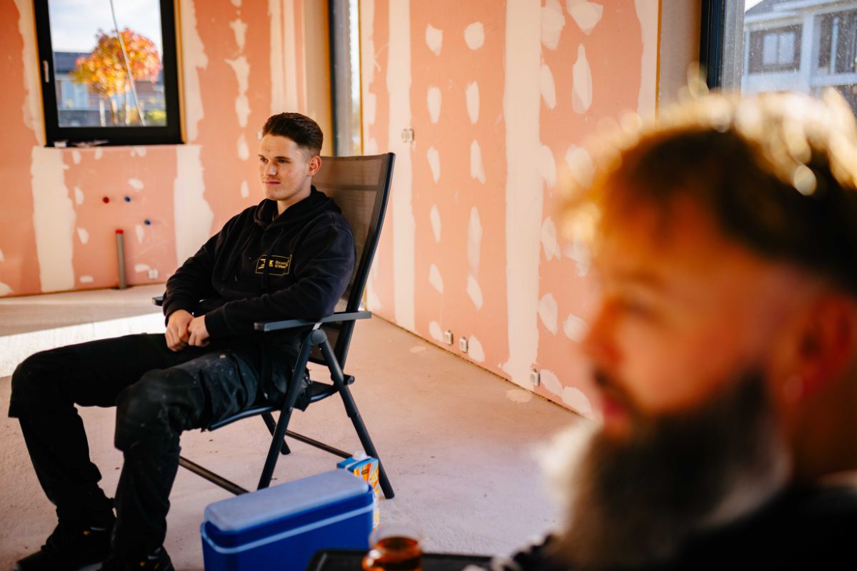 medewerker neemt rustmoment tijdens bouwdag