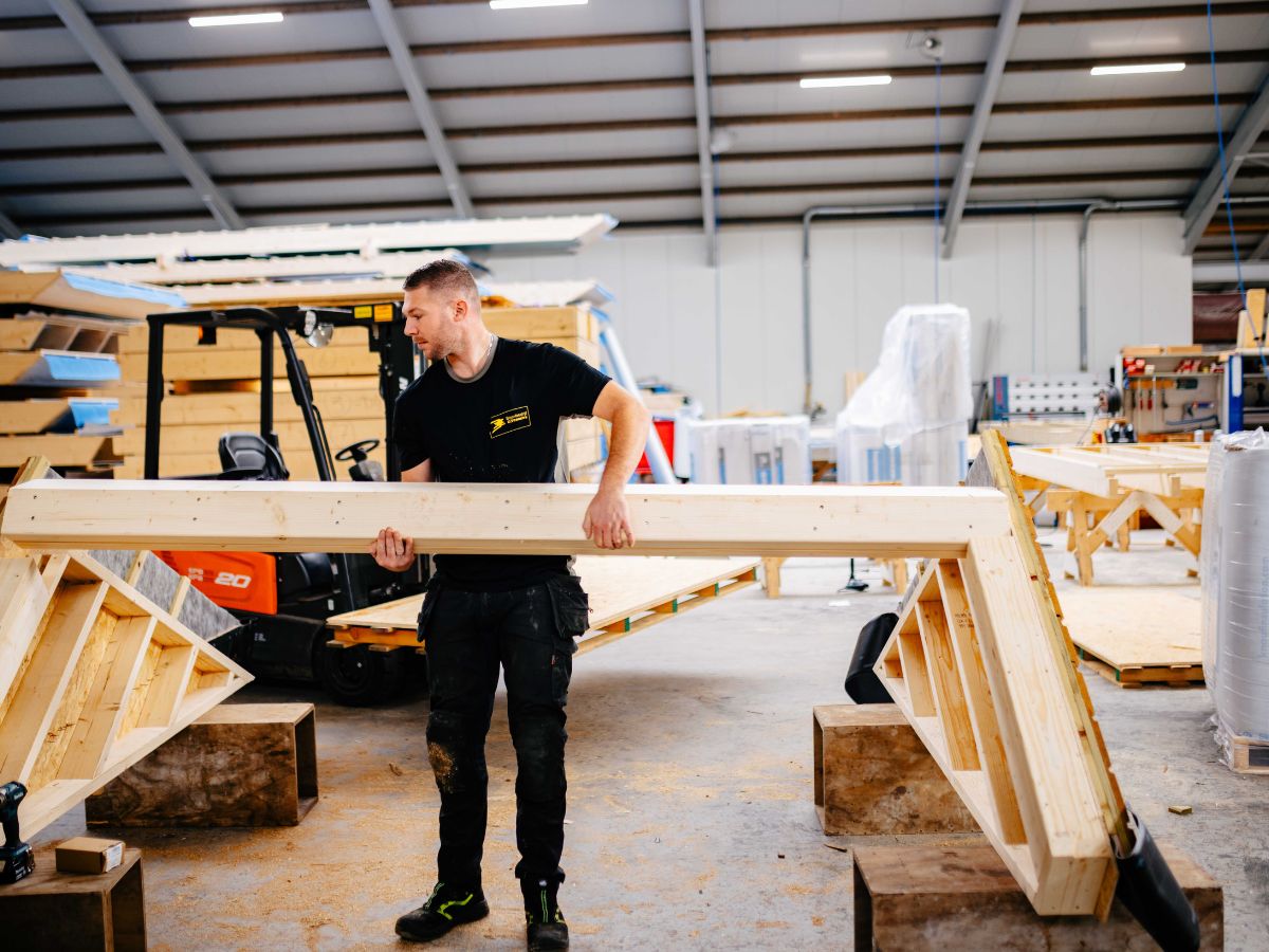 U Veenstra medewerker werkt in de hal