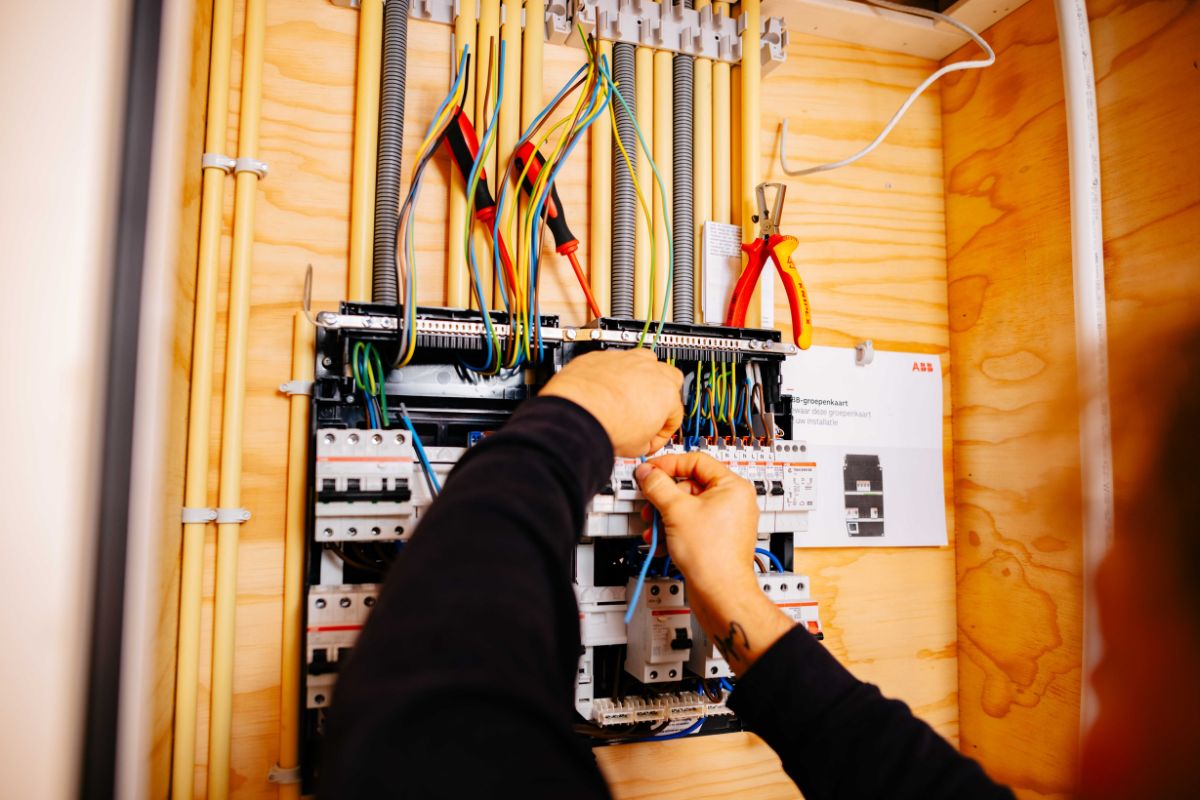 Monteur bezig met binnenwerk