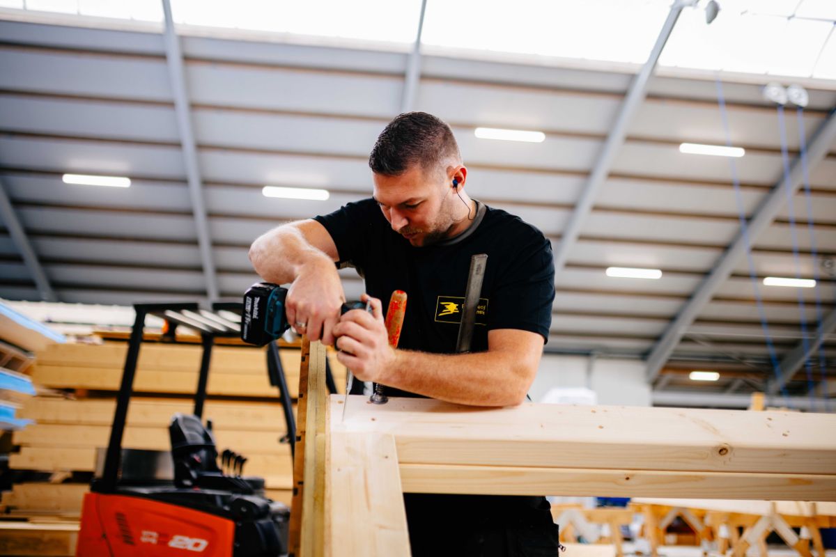 Vakman monteert houten element