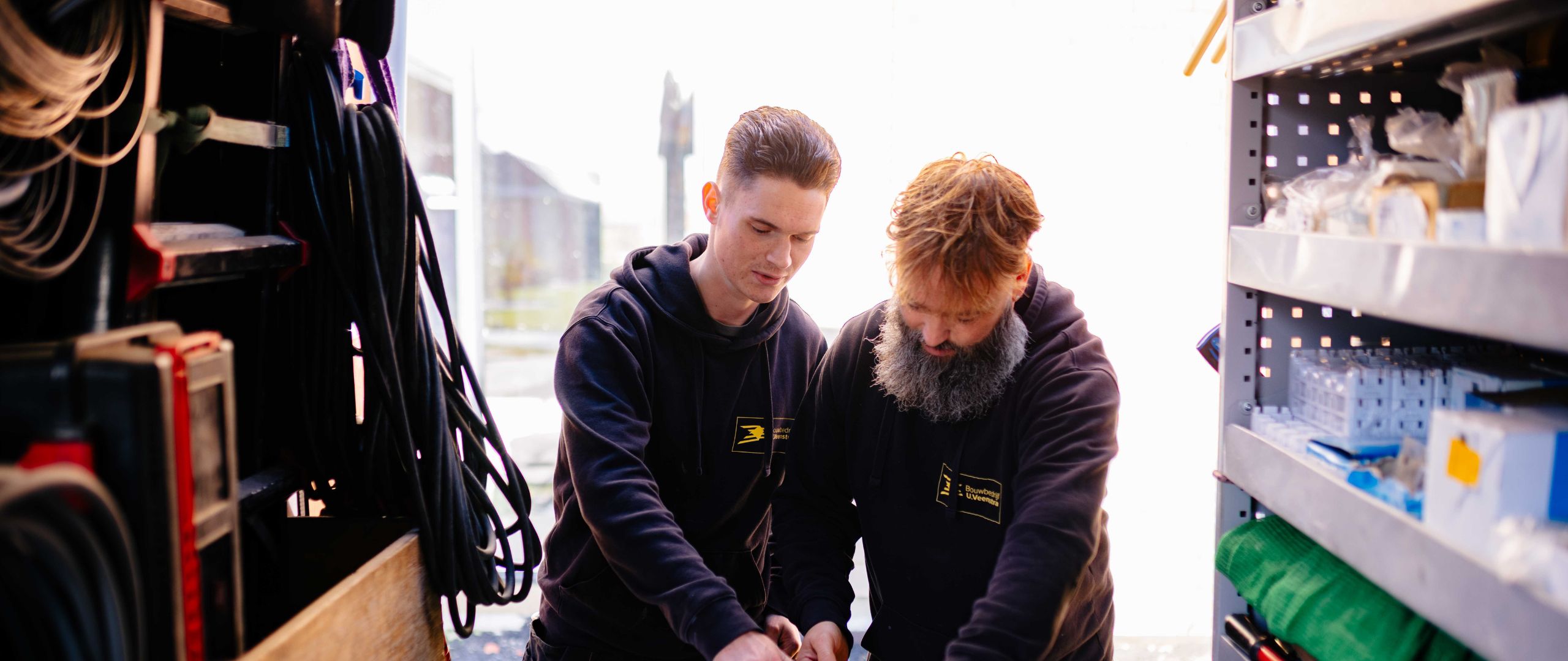 Collega\'s bekijken de planning samen