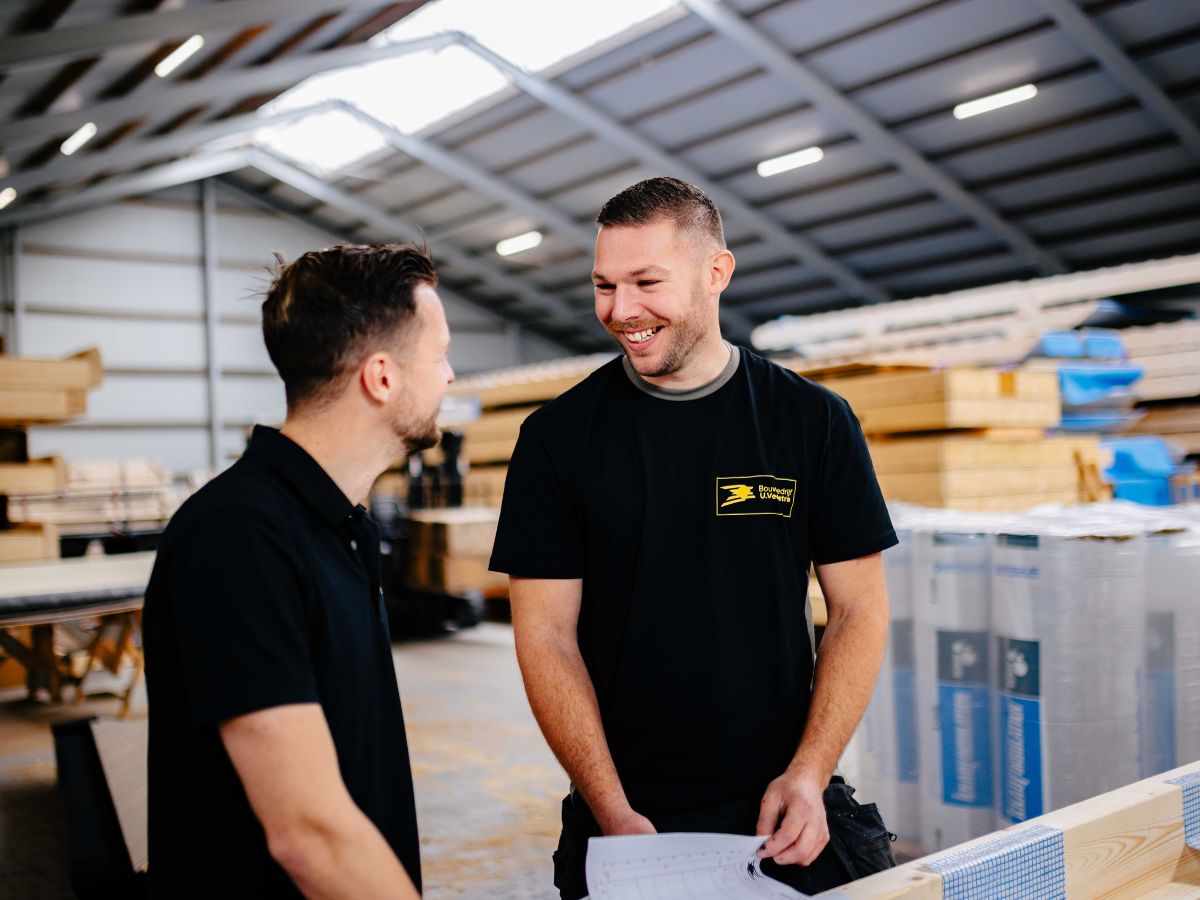 Collega’s van U. Veenstra in gesprek op de werkvloer.