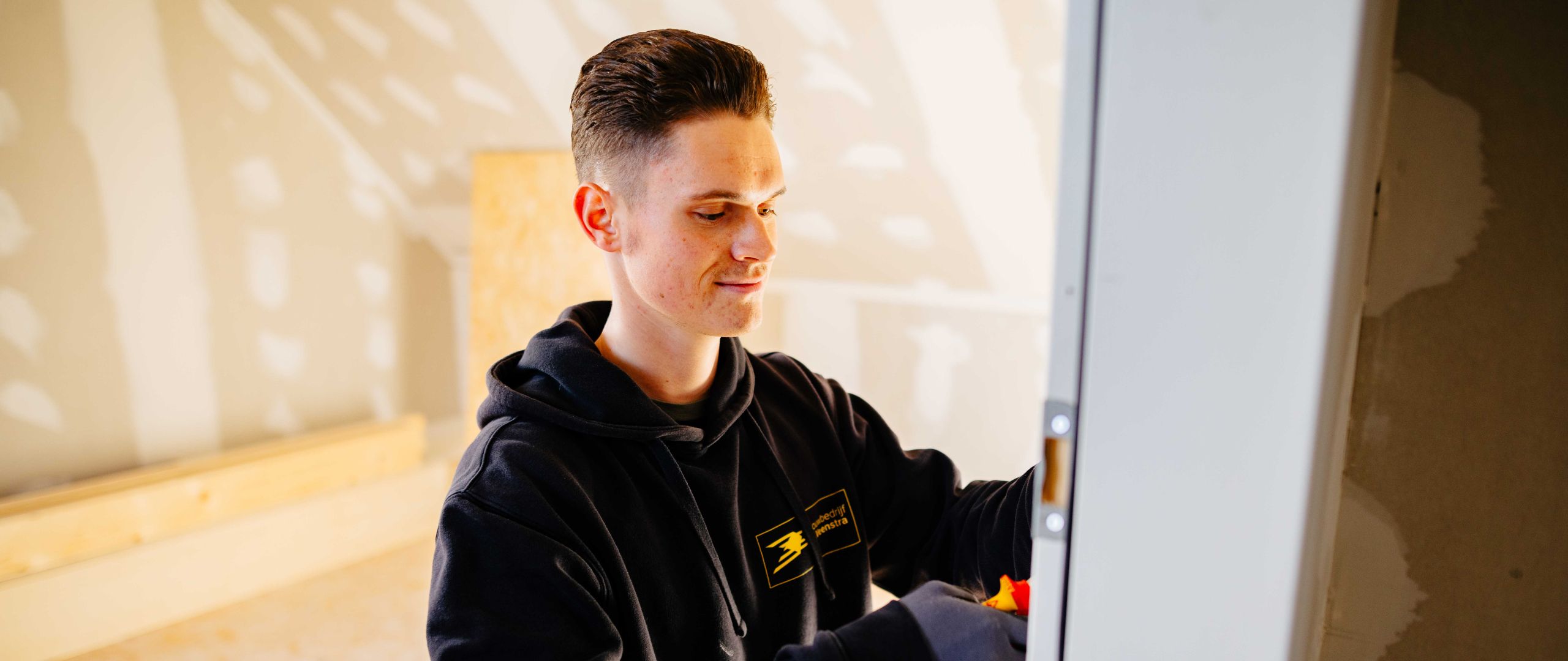 Installateur installeert stopcontacten