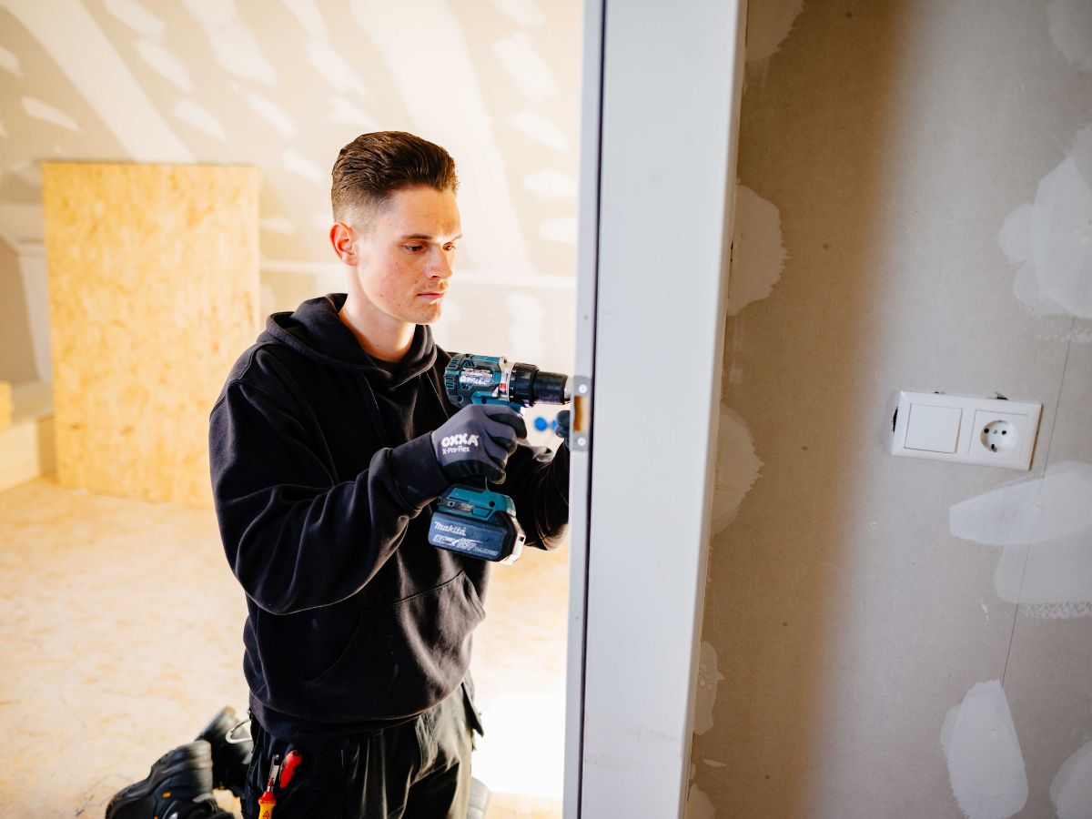 Installateur monteert stopcontacten