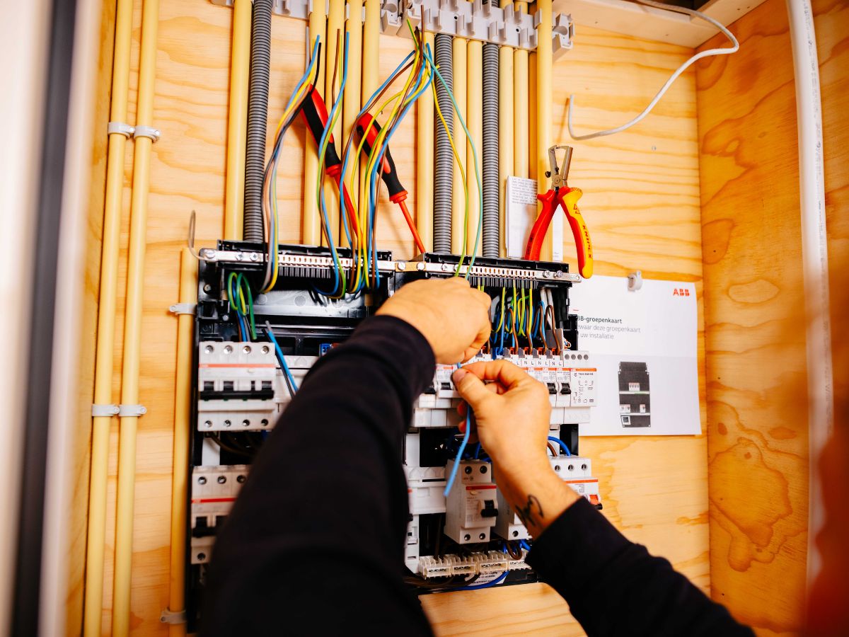 Installateur monteert groepenkast