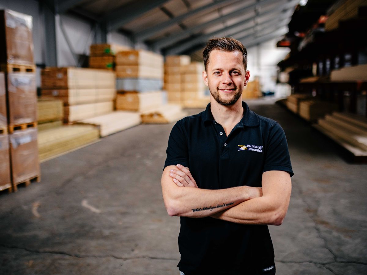 Medewerk staat in de productiehal