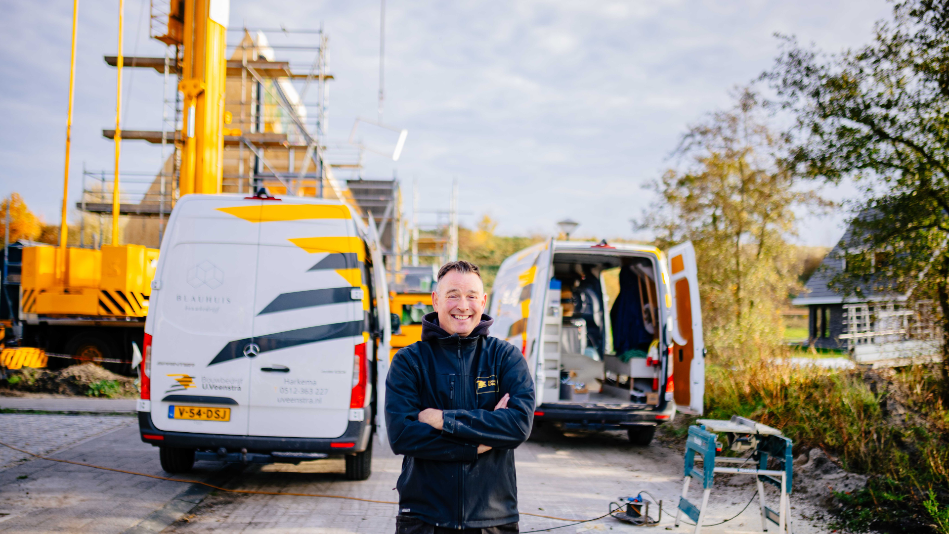 Medewerker kijkt lachend en is in een werkomgeving