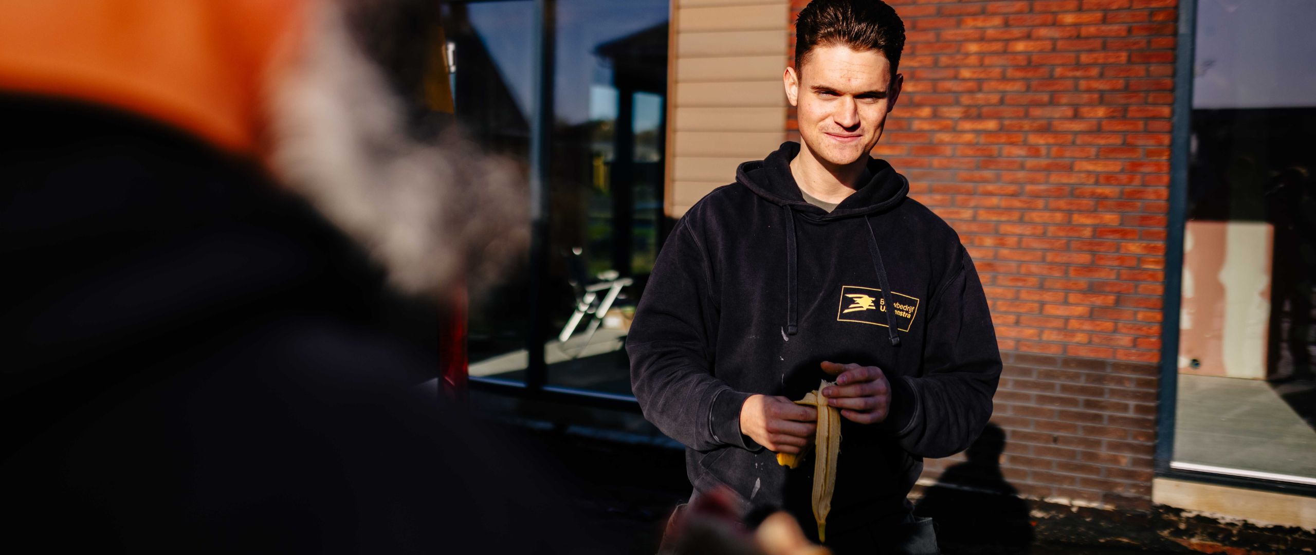 Medewerker staat buiten