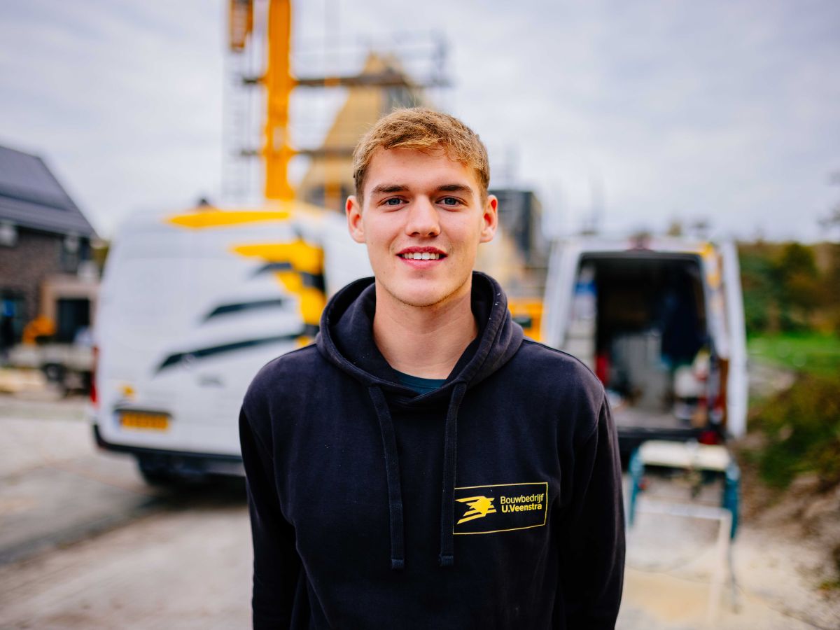 Medewerker staat op de bouwplaats