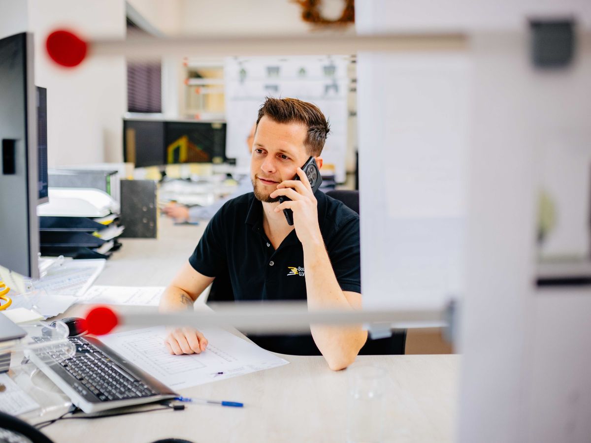 Medewerker van U. Veenstra belt met een klant