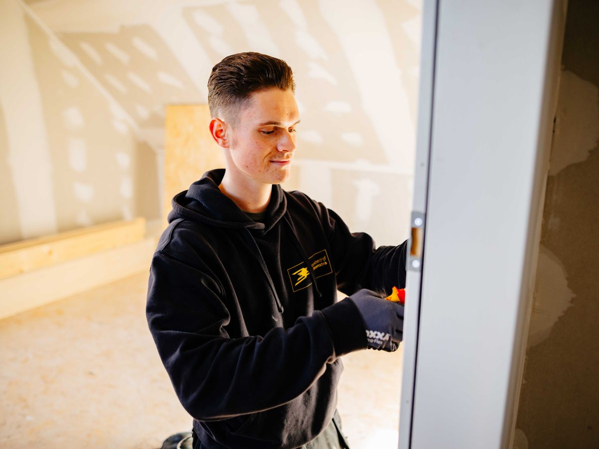 Medewerker werkt aan de binnenafwerking