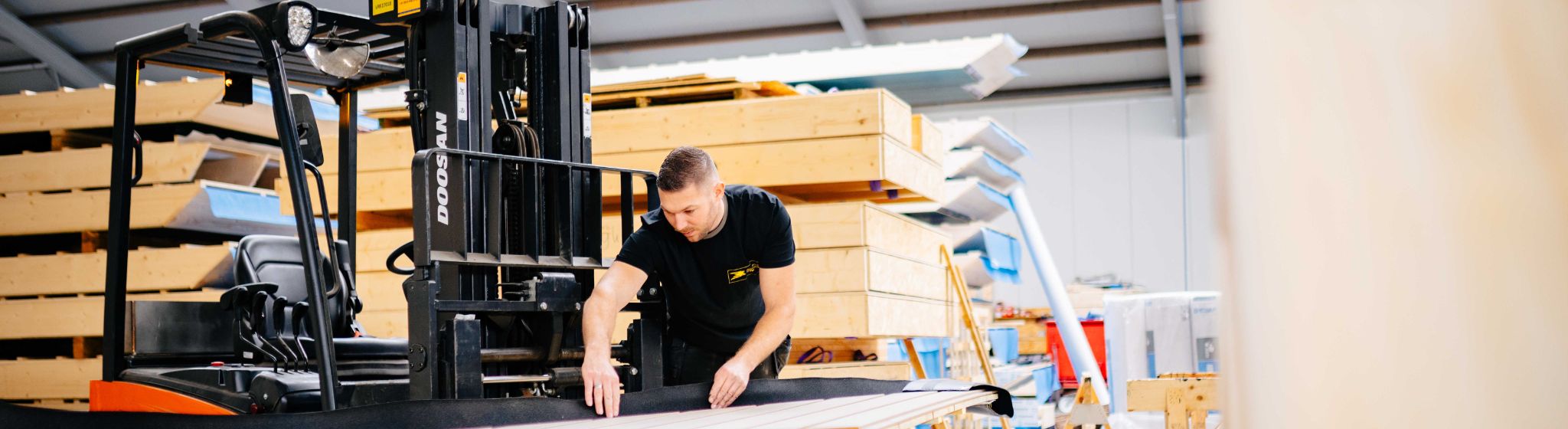 Medewerker werkt in de bouwplaats met prefab onderdelen