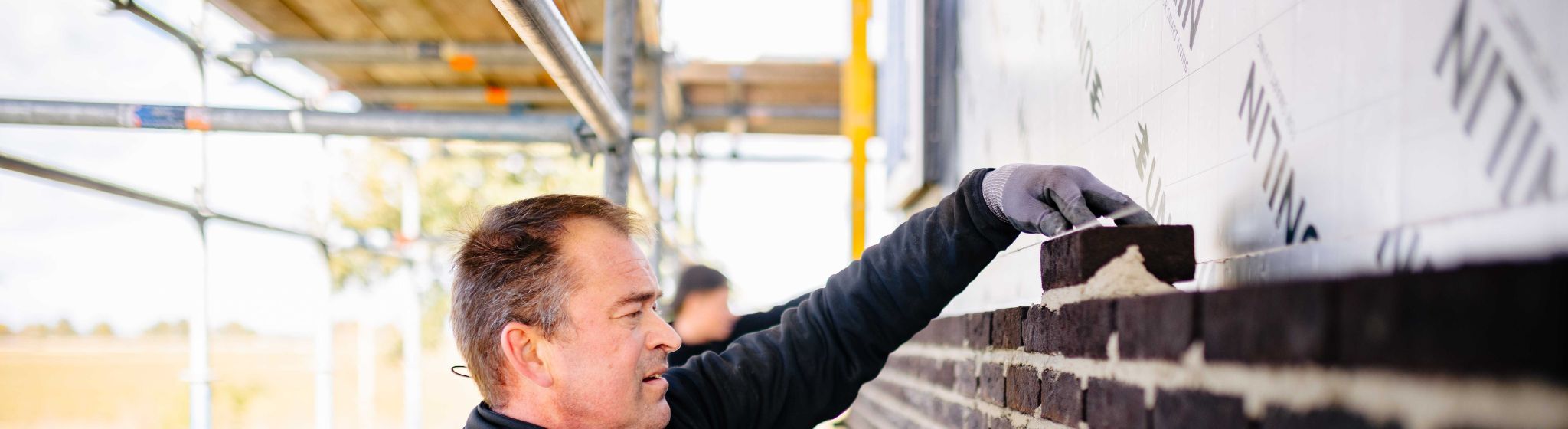 Metselaar van U Veenstra is aan het metselen