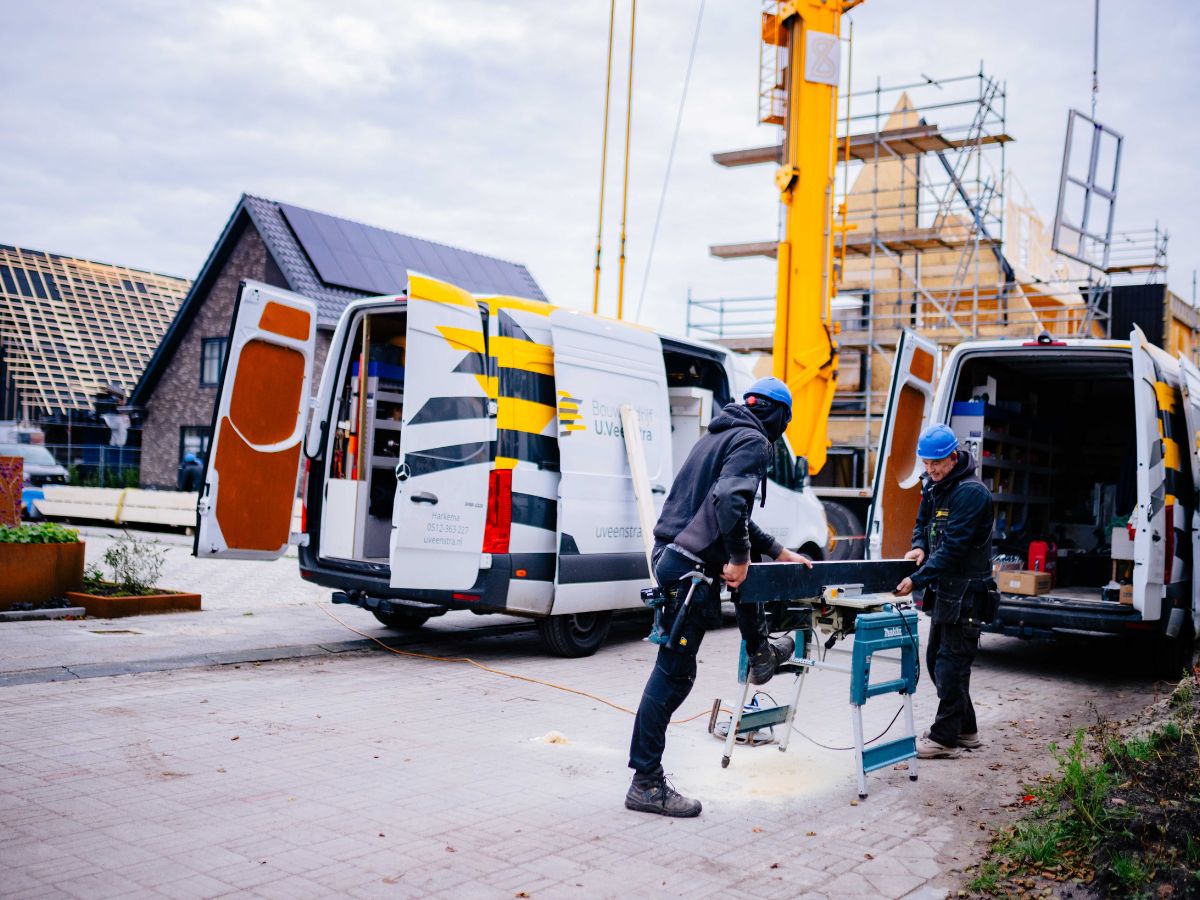 Twee mannen bereiden materiaal voor op de bouw