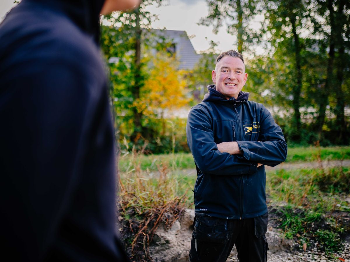 U Veenstra collega praat met handen over elkaar