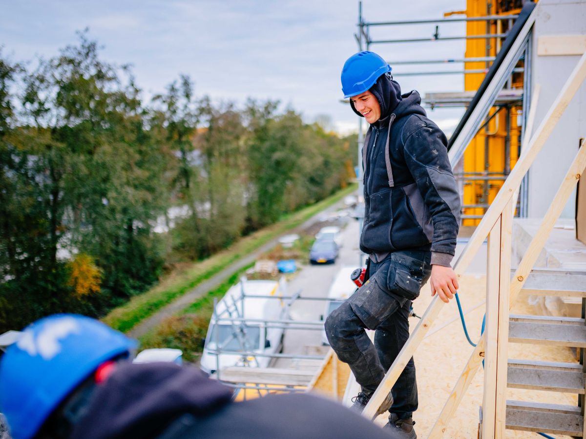 U Veenstra medewerker staat op een steiger