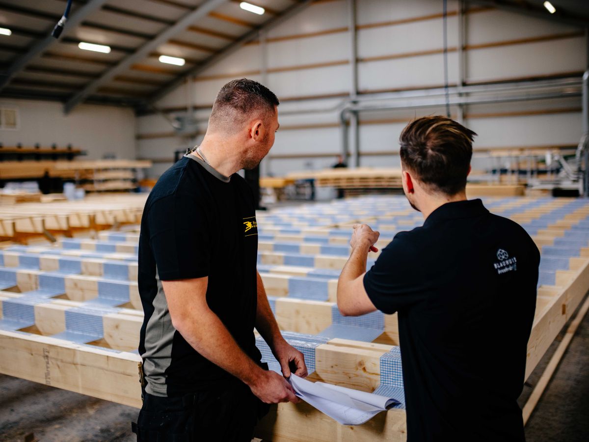 U. Veenstra collega’s beoordelen prefab vloerconstructie in de hal