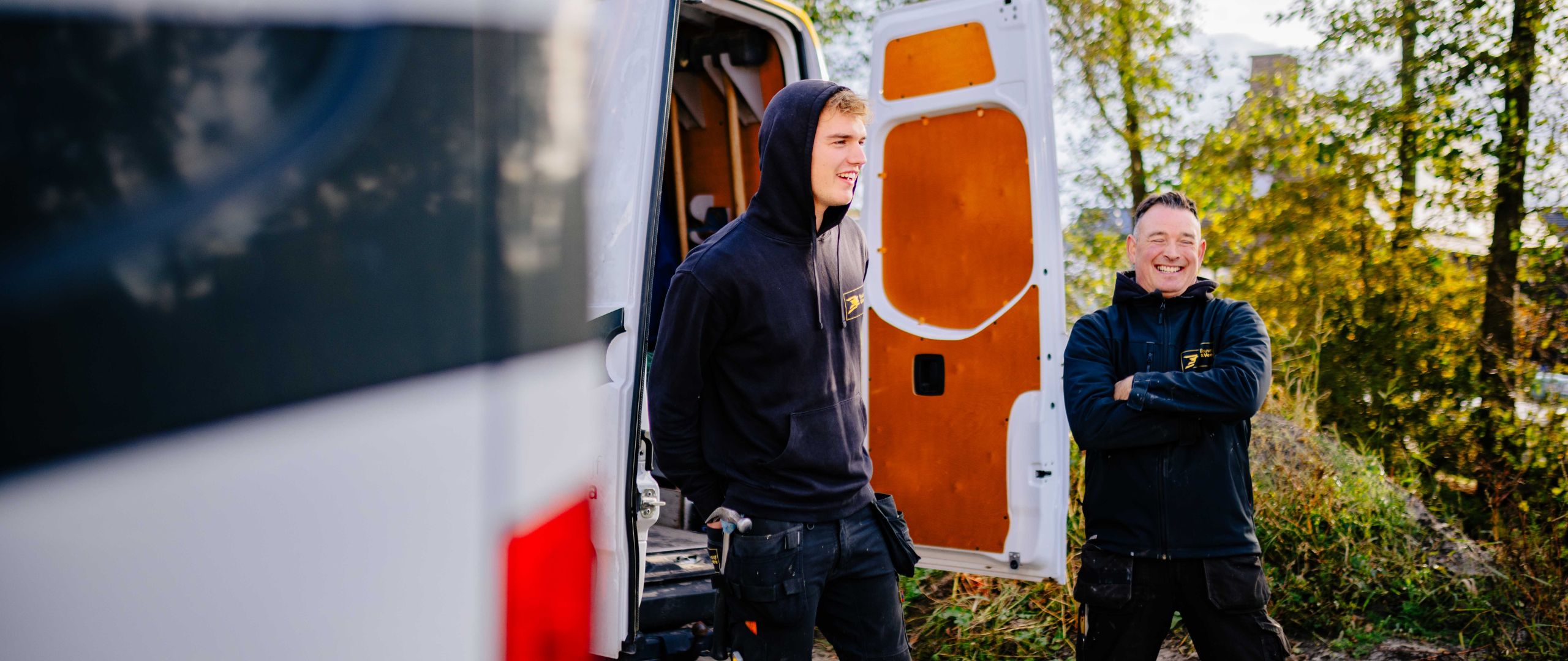 U. Veenstra collega’s lachen bij de werkbus op locatie