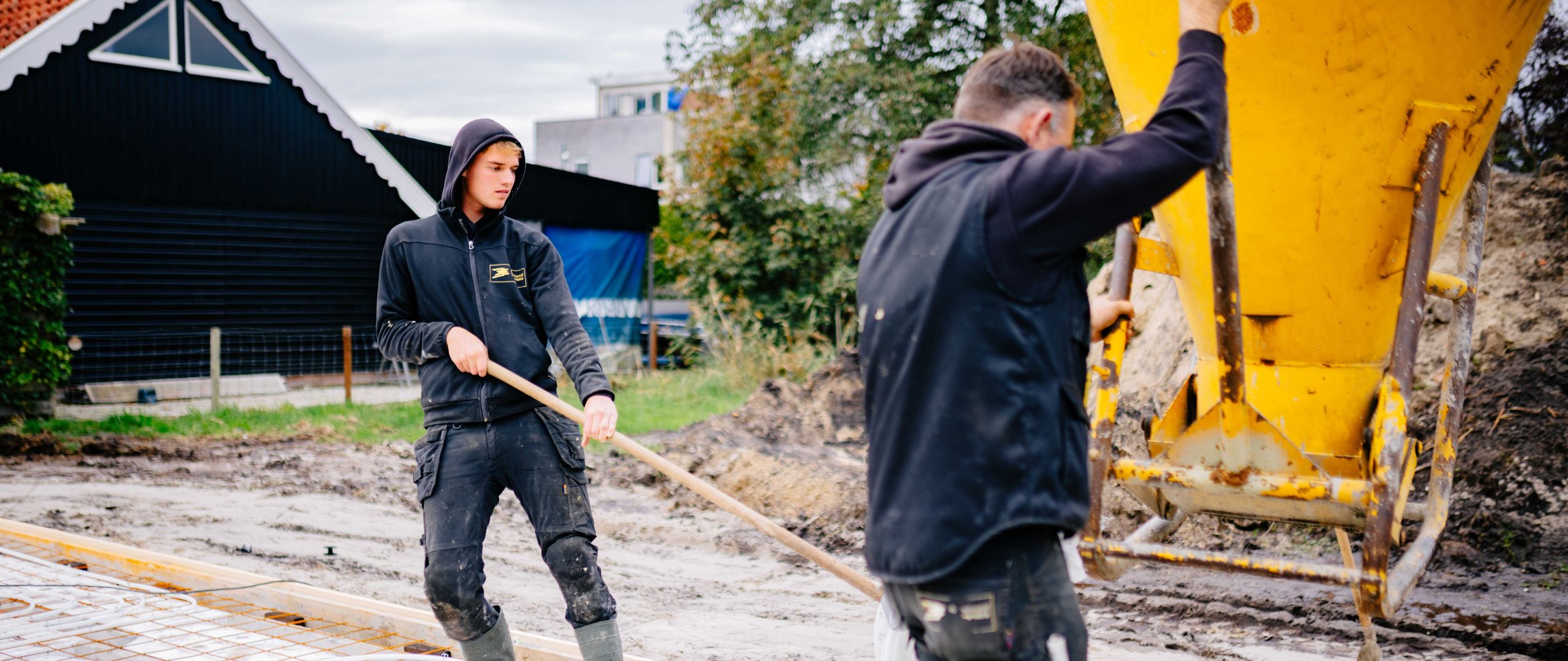U. Veenstra collega’s werken samen bij het storten van beton.