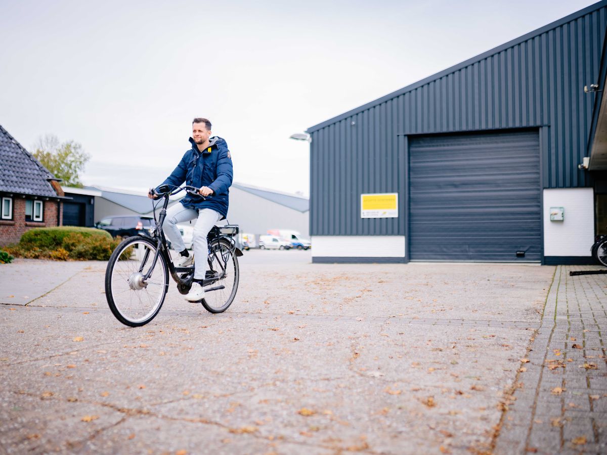 U. Veenstra medewerker arriveert bij bedrijfspand.