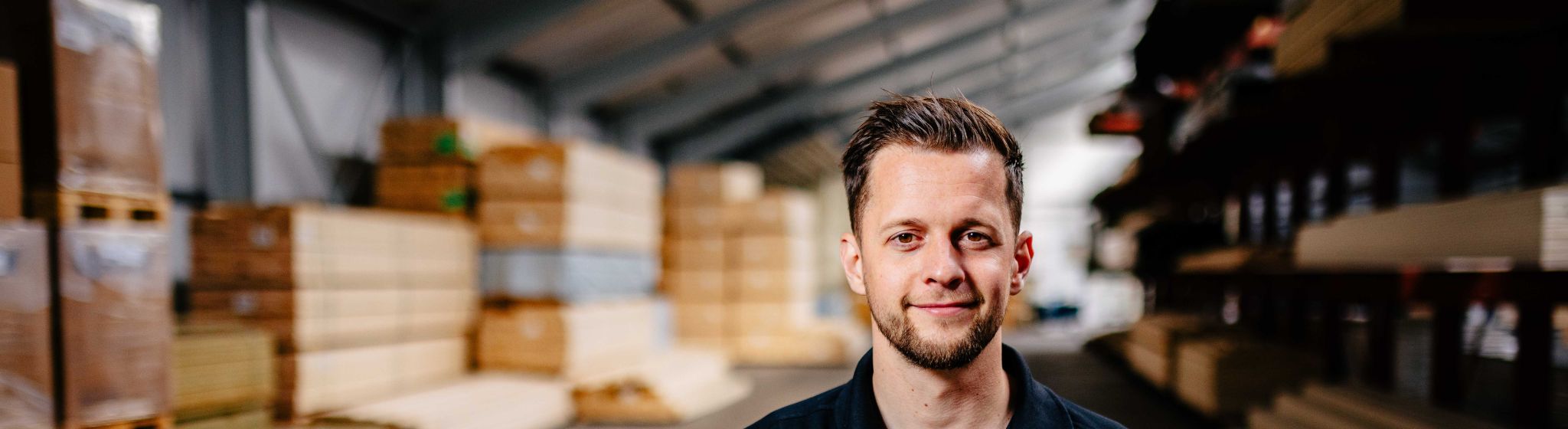 U. Veenstra medewerker in de prefabhal.