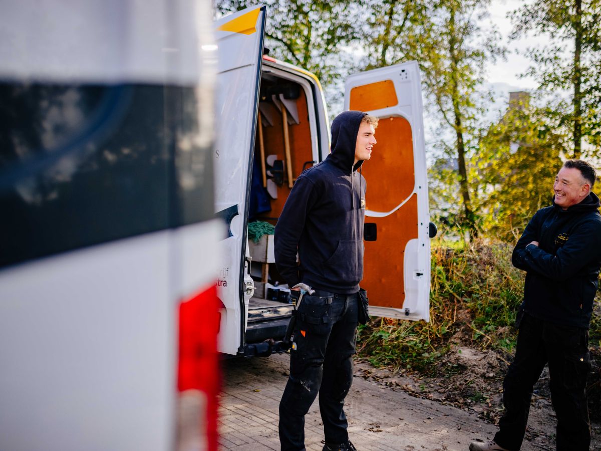 U. Veenstra medewerker praten voor de werkbus op de bouw