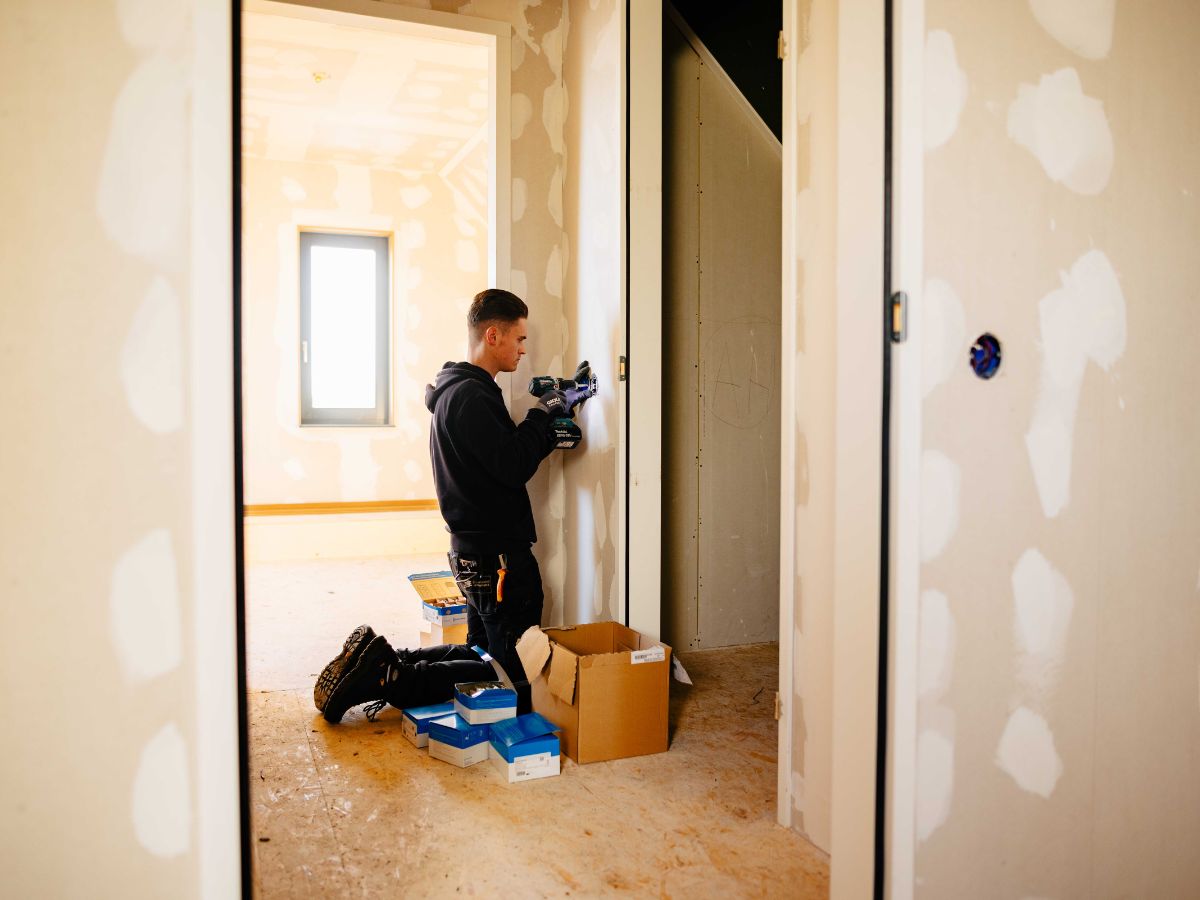 U. Veenstra medewerker werkt aan binnenafwerking.