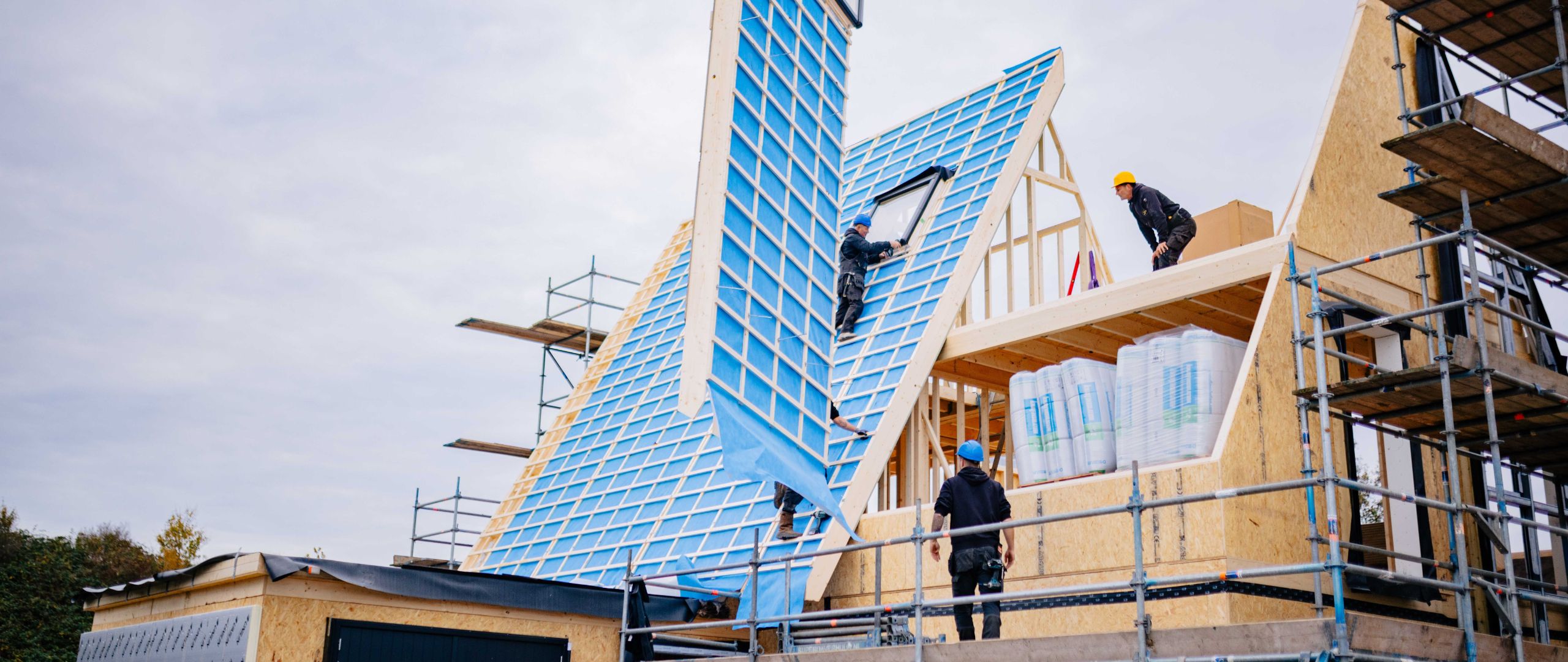 U. Veenstra monteurs plaatsen prefab dakelementen op nieuwbouwwoning