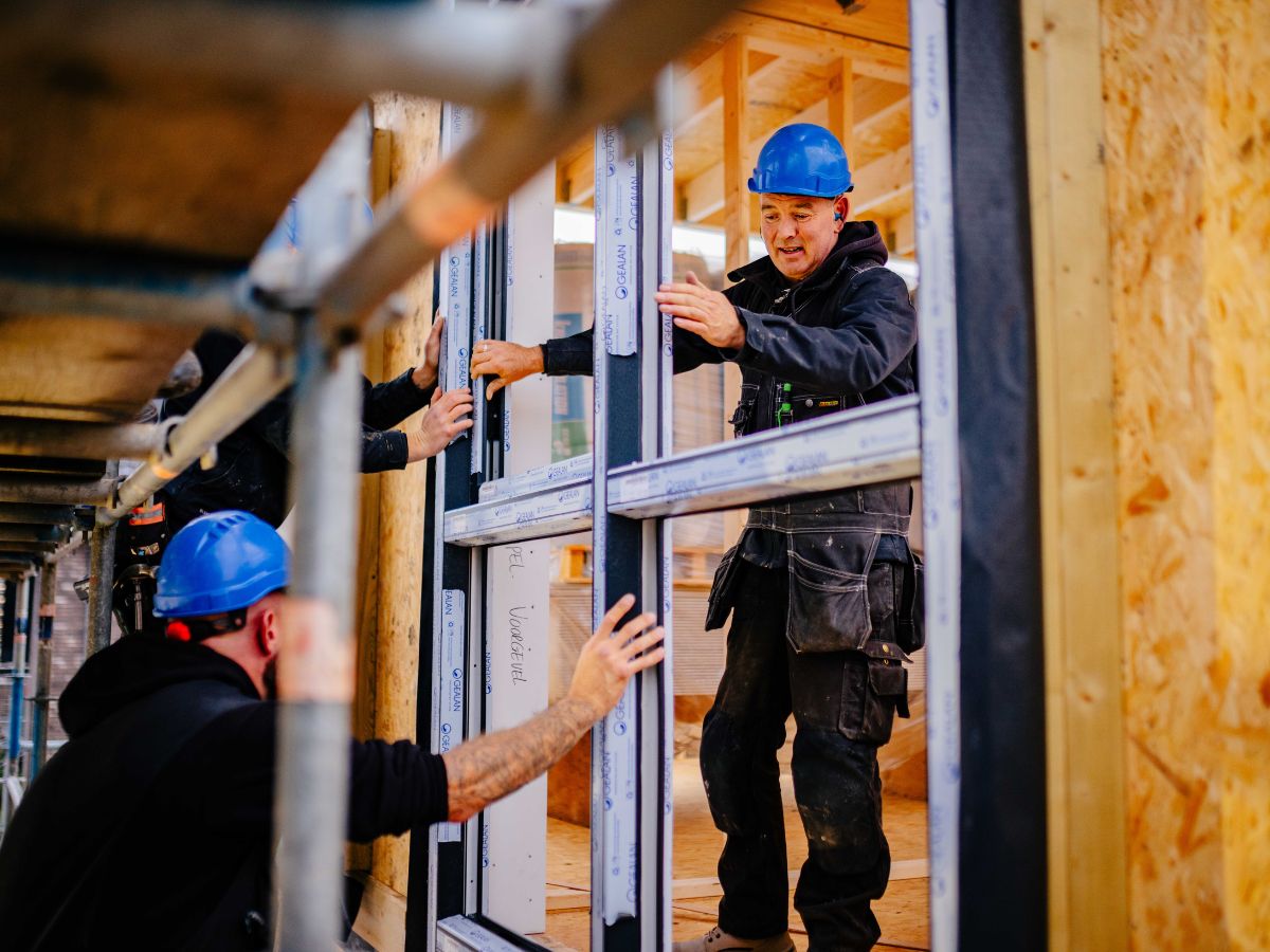 Vakmannen werken aan een prefab woning